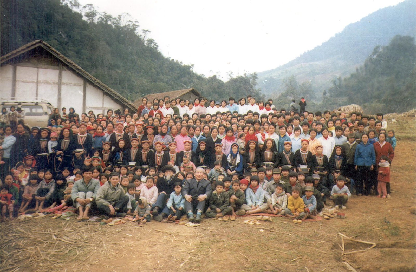 คริสเตียนเมี่ยน(เย้า)ในเวียดนาม Mien_Christians_gathering_in_Vietnam_in_1994