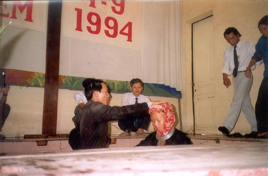 คริสเตียนเมี่ยน(เย้า)ในเวียดนาม Mien_in_Hanoi_being_baptized_1994